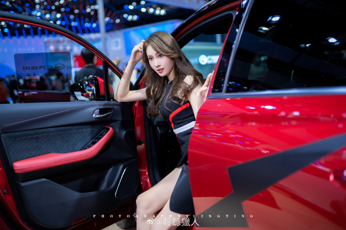 性感火辣美女车模高跟美腿套图