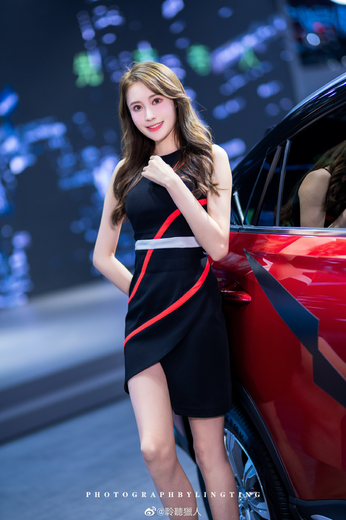 性感火辣美女车模高跟美腿套图