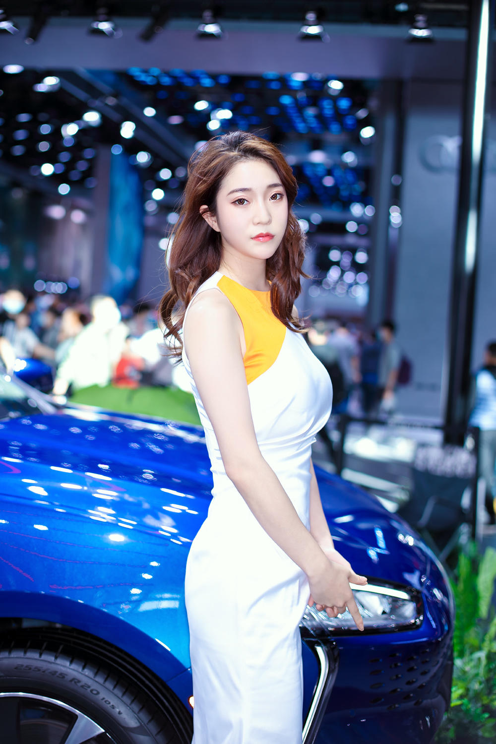 红唇雪肤靓丽车模前凸后翘图片