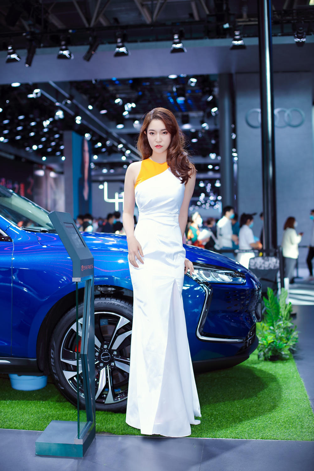 红唇雪肤靓丽车模前凸后翘图片