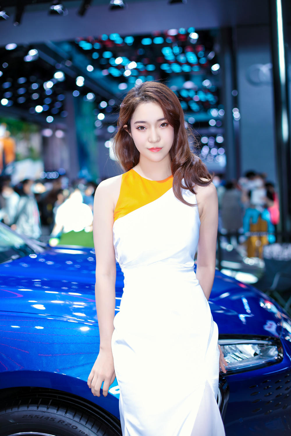 红唇雪肤靓丽车模前凸后翘图片