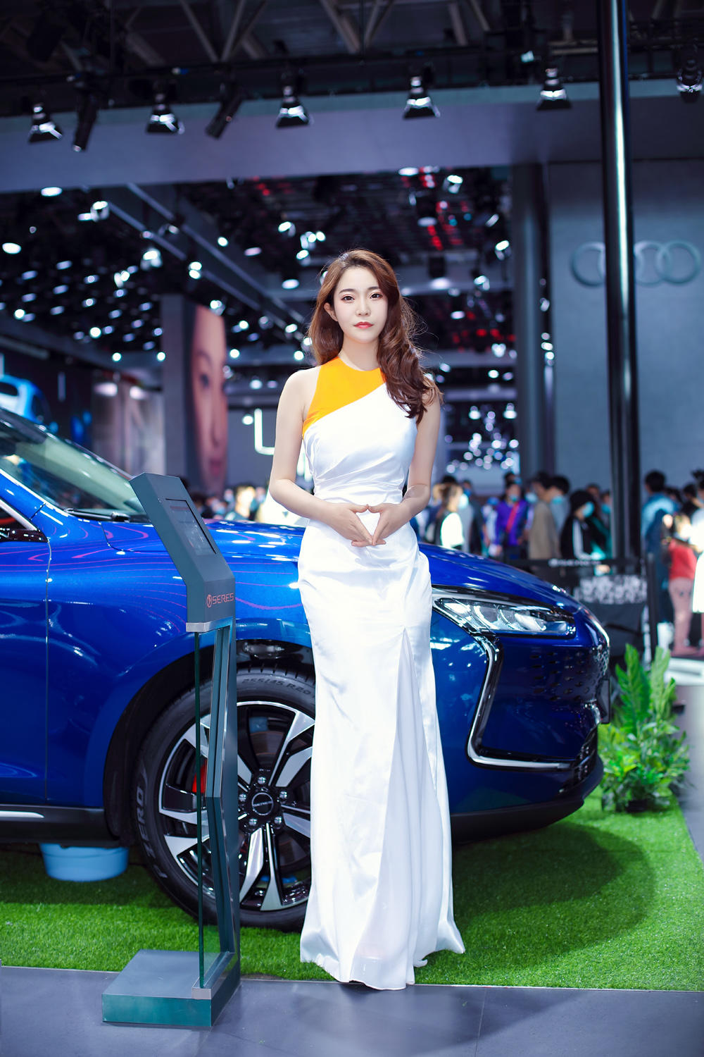 红唇雪肤靓丽车模前凸后翘图片