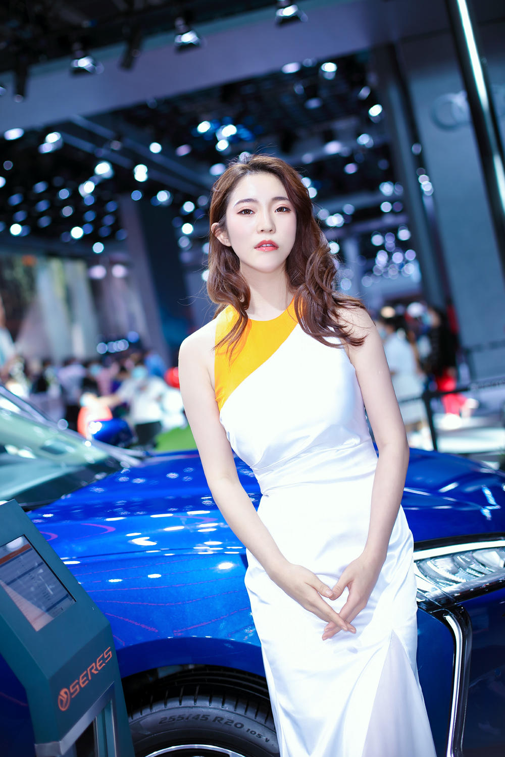 红唇雪肤靓丽车模前凸后翘图片