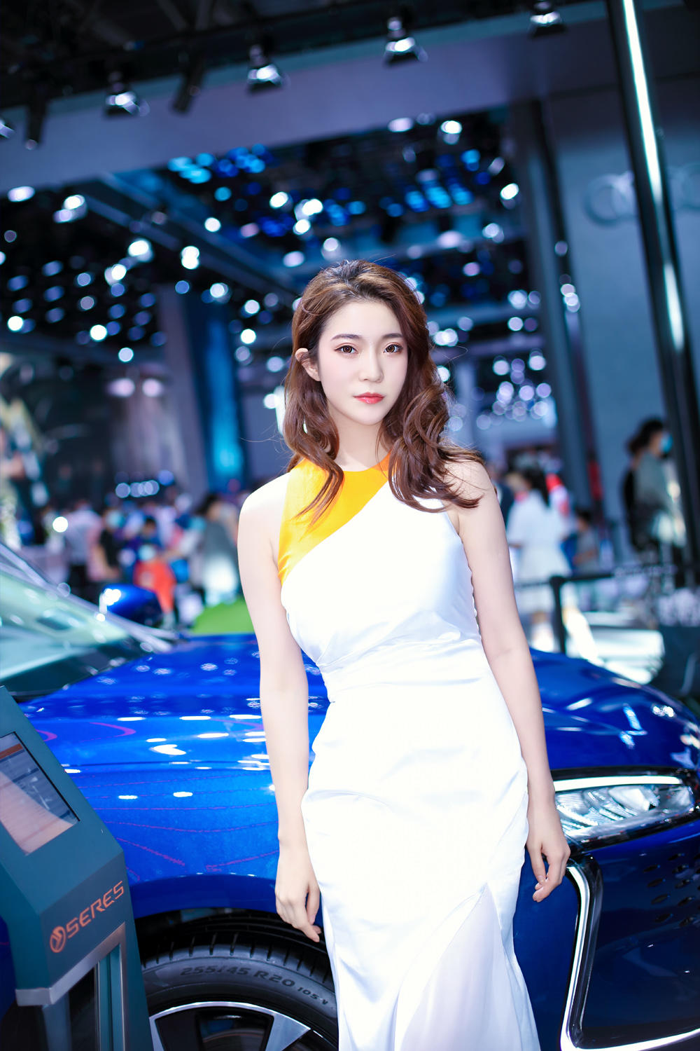 红唇雪肤靓丽车模前凸后翘图片