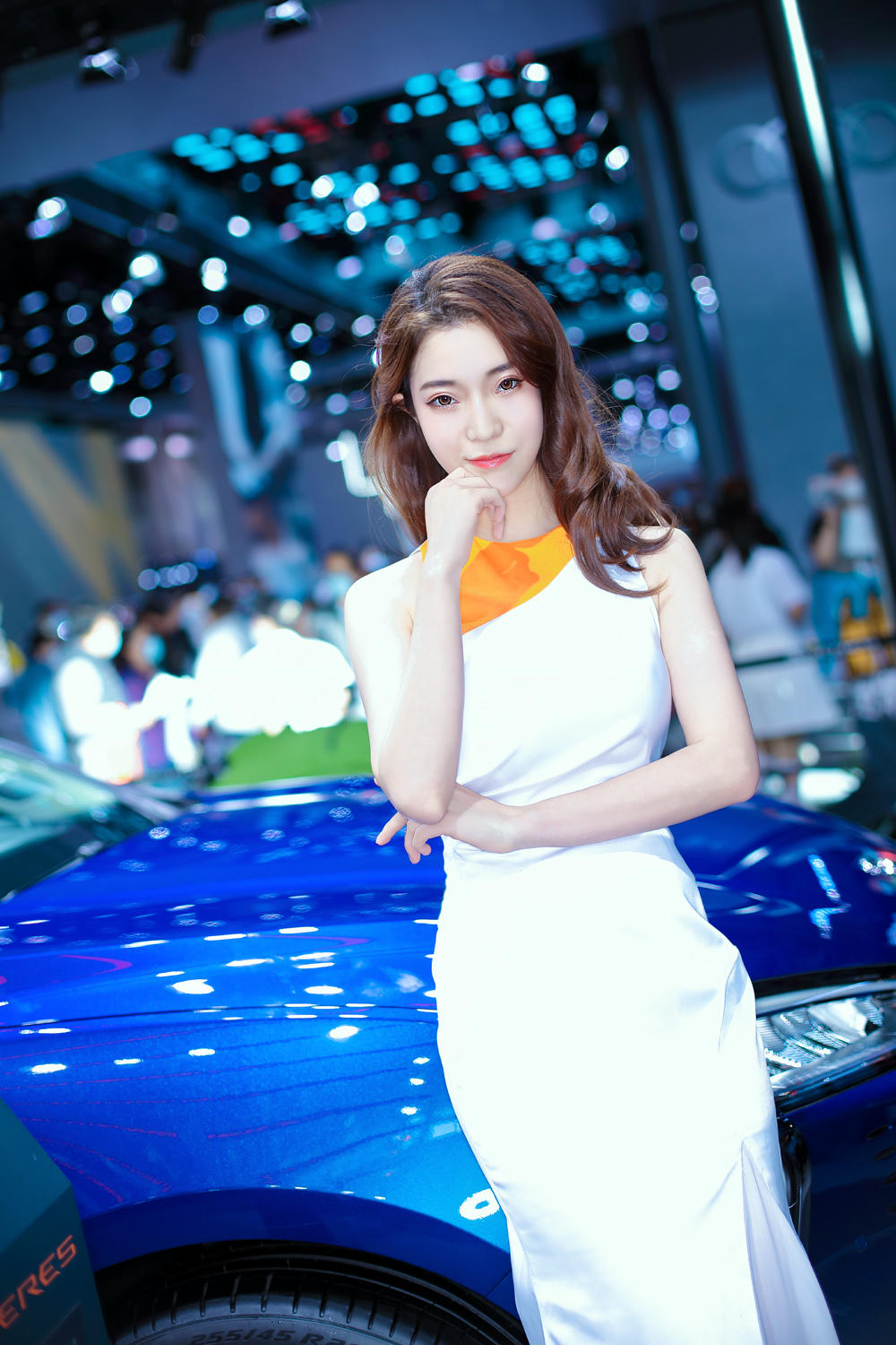 红唇雪肤靓丽车模前凸后翘图片