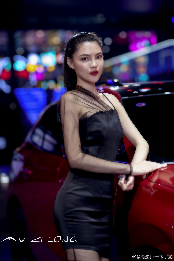 高挑靓丽美女车模高跟美腿图片