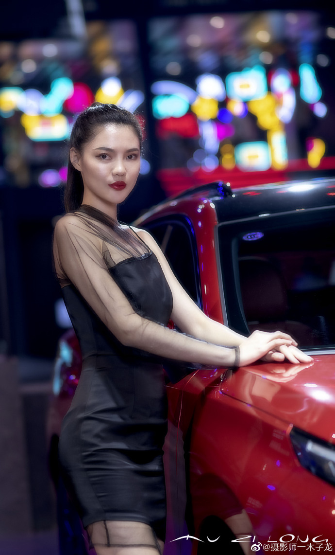 高挑靓丽美女车模高跟美腿图片