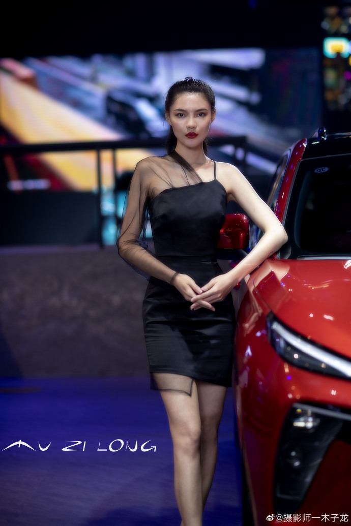 高挑靓丽美女车模高跟美腿图片