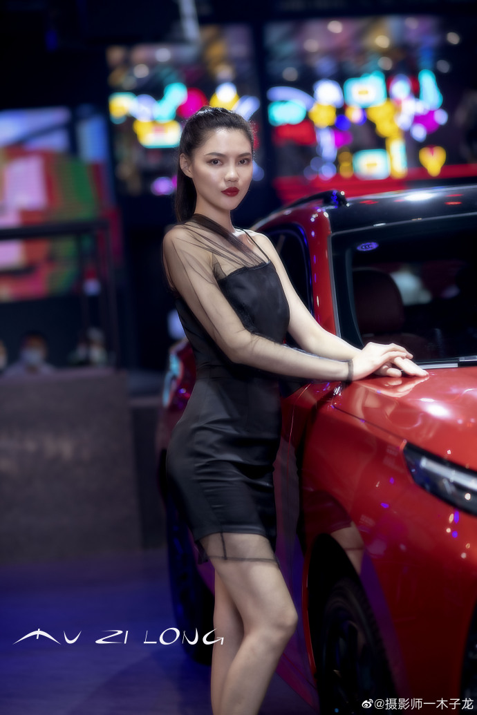 高挑靓丽美女车模高跟美腿图片