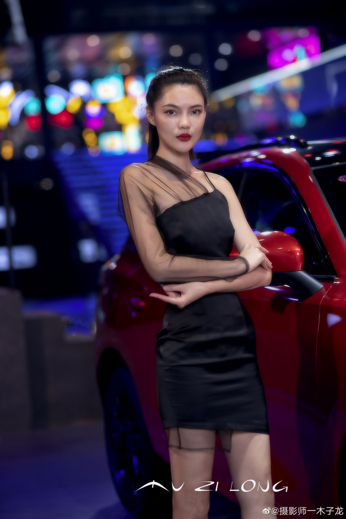 高挑靓丽美女车模高跟美腿图片