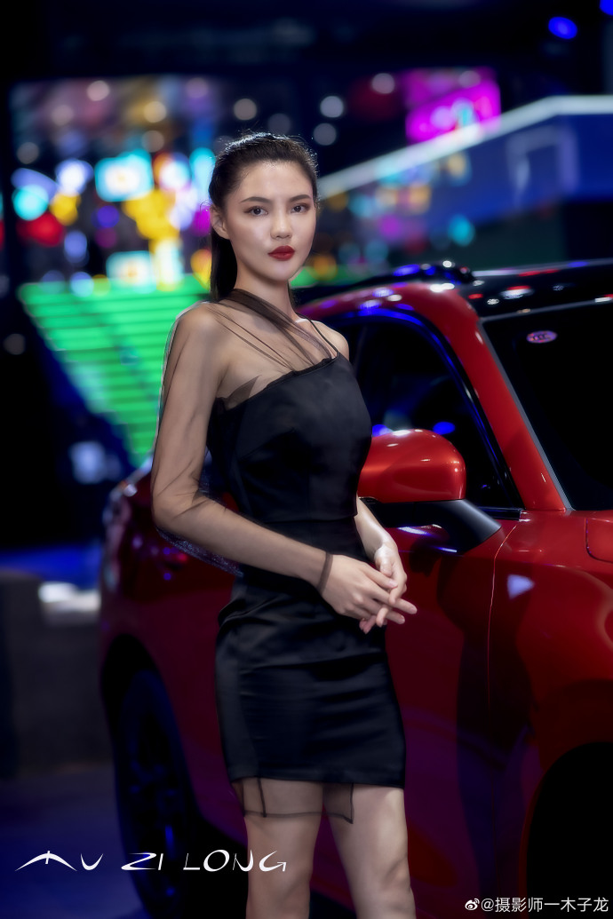 高挑靓丽美女车模高跟美腿图片