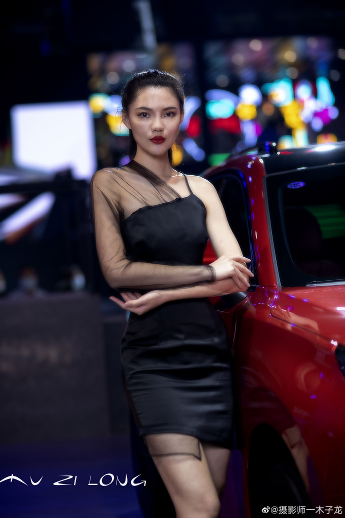 高挑靓丽美女车模高跟美腿图片