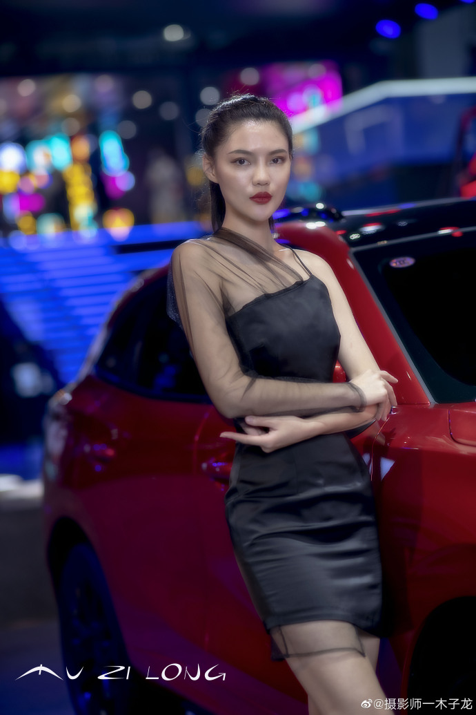 高挑靓丽美女车模高跟美腿图片