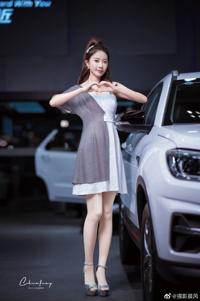 高跟美女车模丝袜美腿诱惑写真