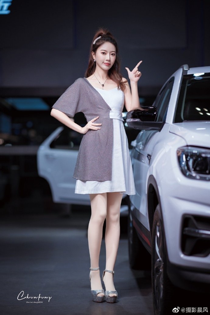 高跟美女车模丝袜美腿诱惑写真