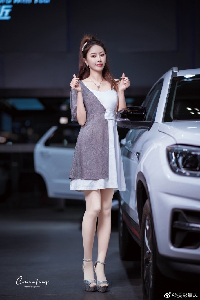 高跟美女车模丝袜美腿诱惑写真