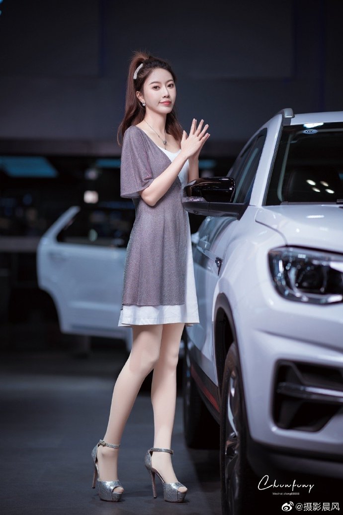 高跟美女车模丝袜美腿诱惑写真