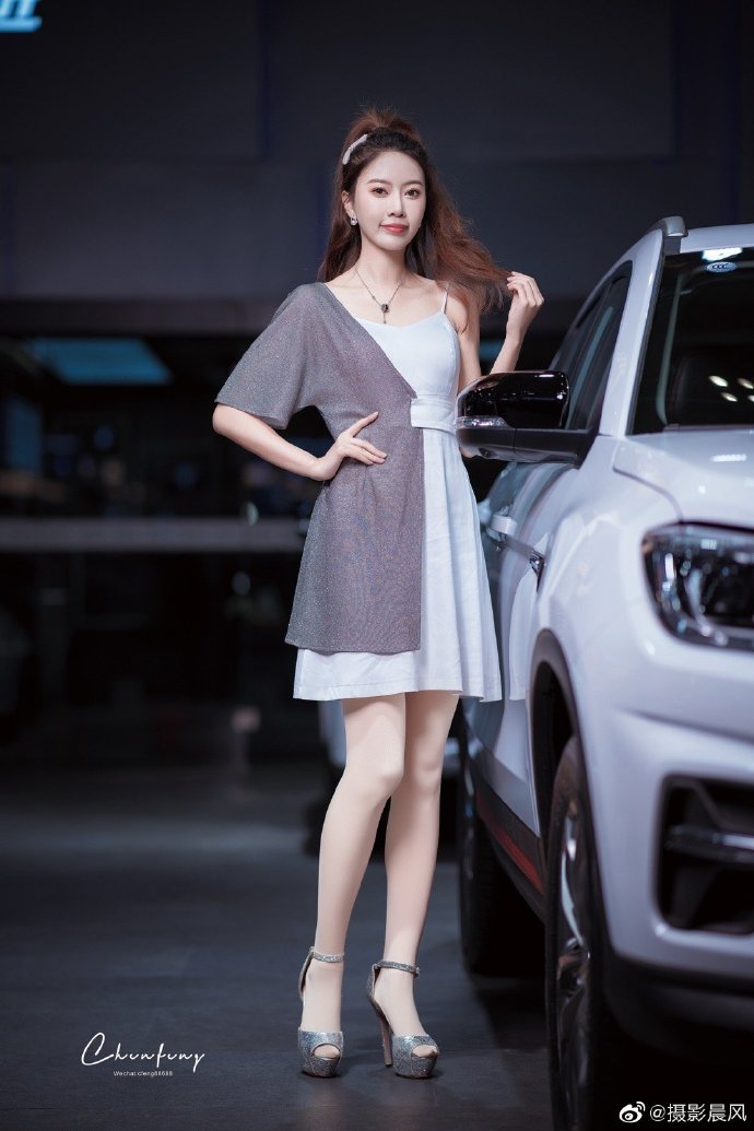 高跟美女车模丝袜美腿诱惑写真