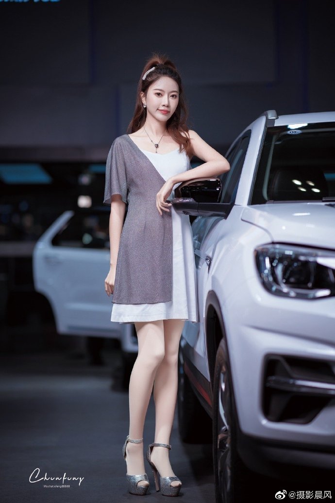 高跟美女车模丝袜美腿诱惑写真