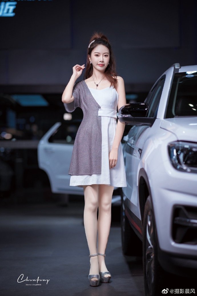 高跟美女车模丝袜美腿诱惑写真