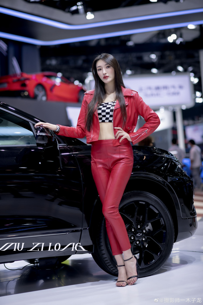 高跟美女车模露脐装小蛮腰写真