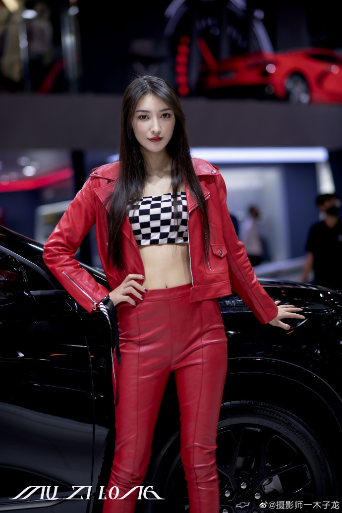 高跟美女车模露脐装小蛮腰写真