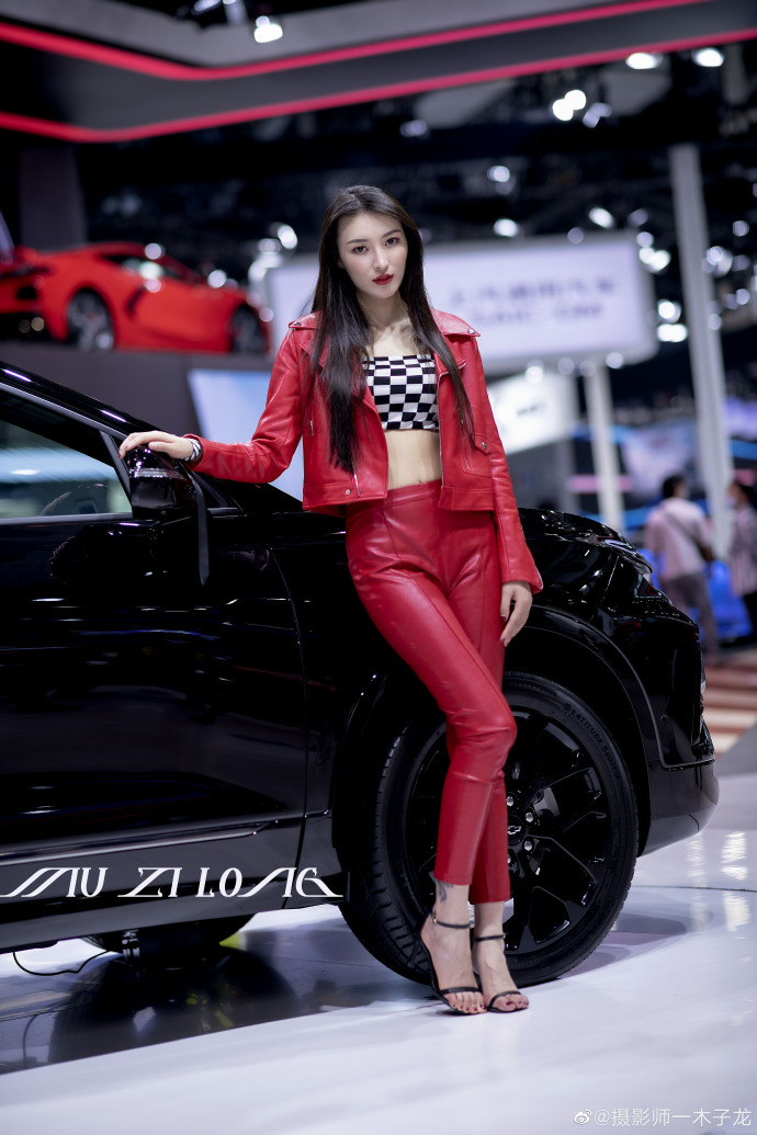 高跟美女车模露脐装小蛮腰写真