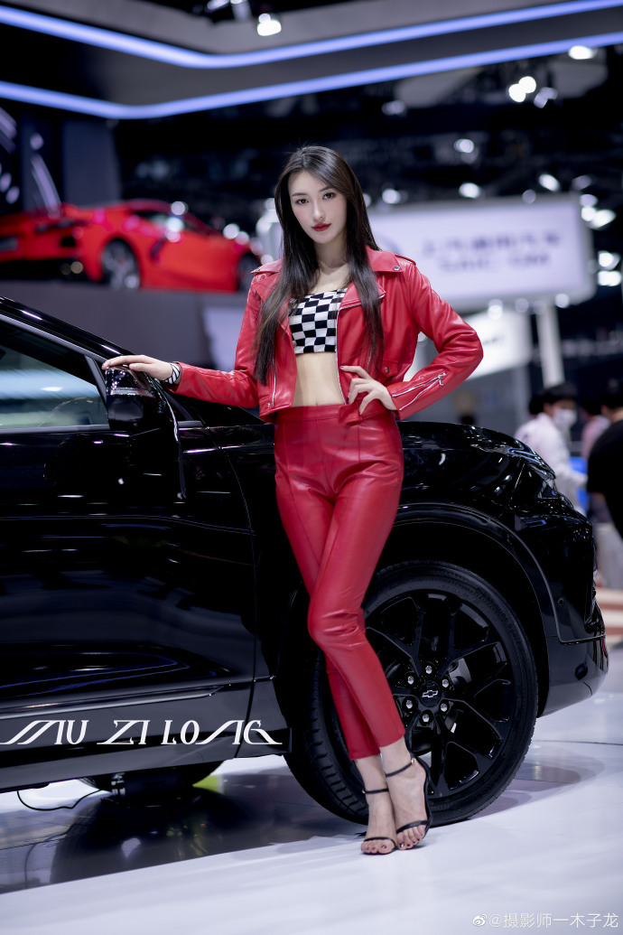 高跟美女车模露脐装小蛮腰写真