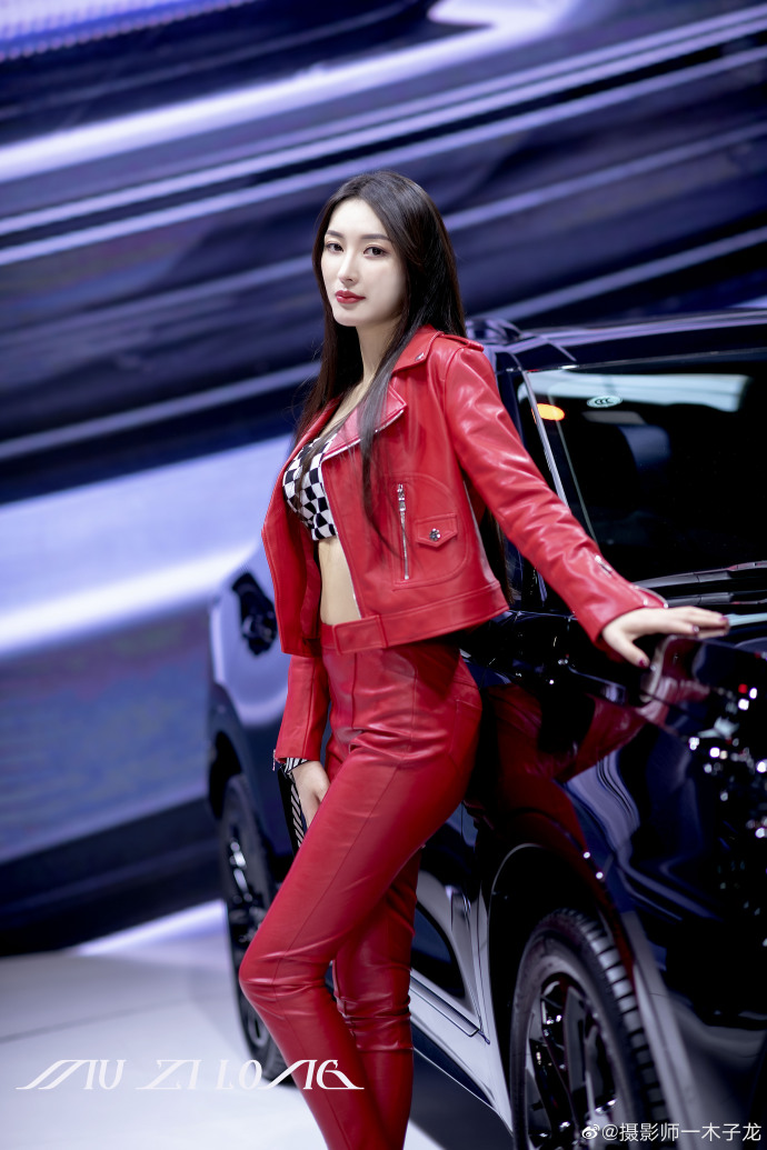 高跟美女车模露脐装小蛮腰写真