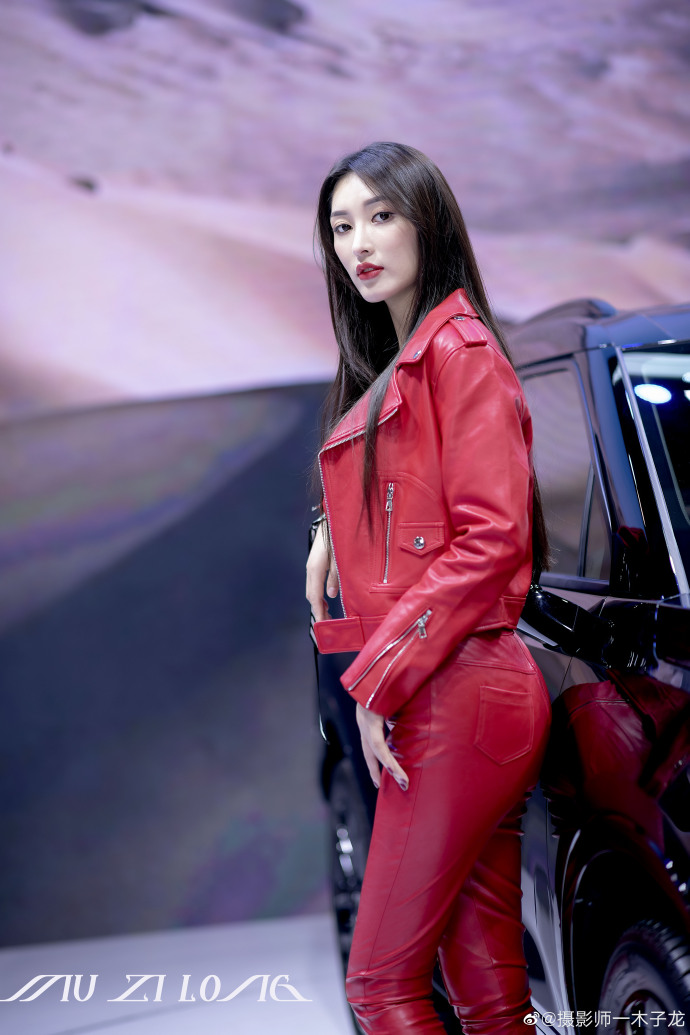 高跟美女车模露脐装小蛮腰写真