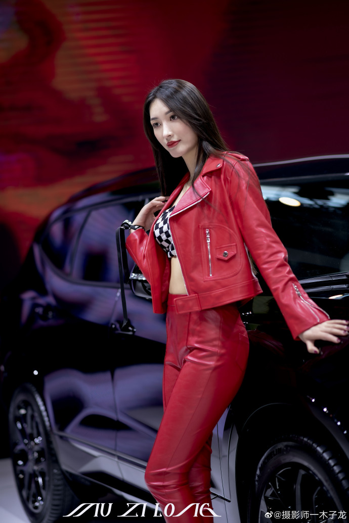 高跟美女车模露脐装小蛮腰写真