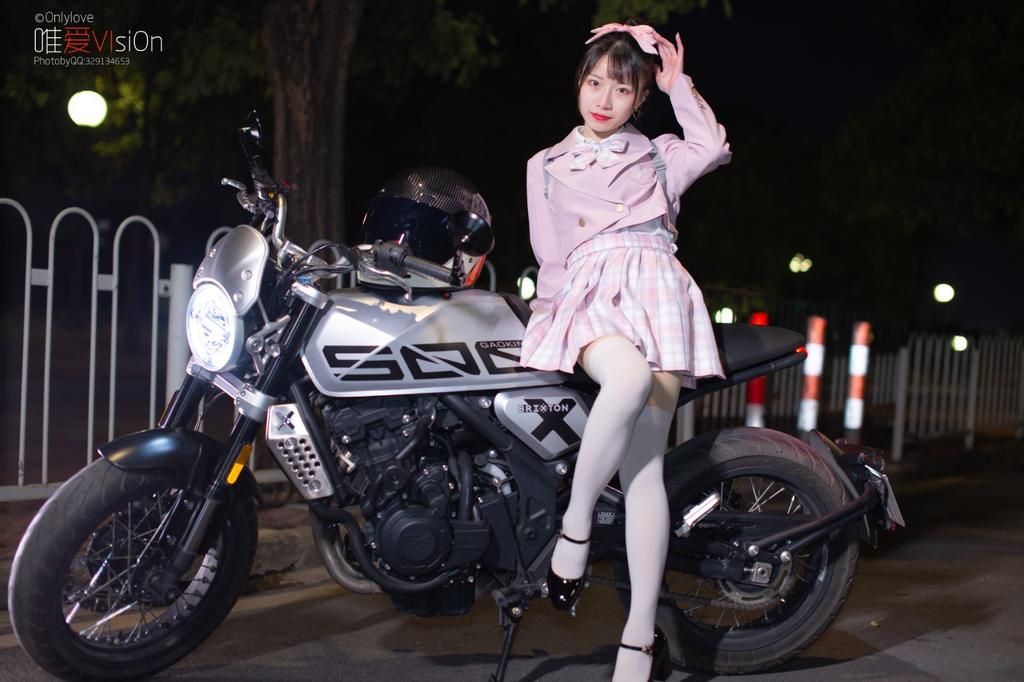 靓丽车模白丝美腿制服诱惑私拍