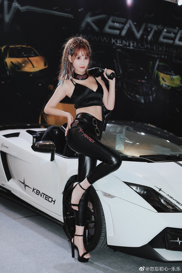 美女车模低胸吊带深沟美乳私拍