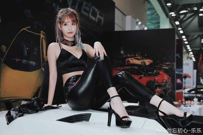 美女车模低胸吊带深沟美乳私拍