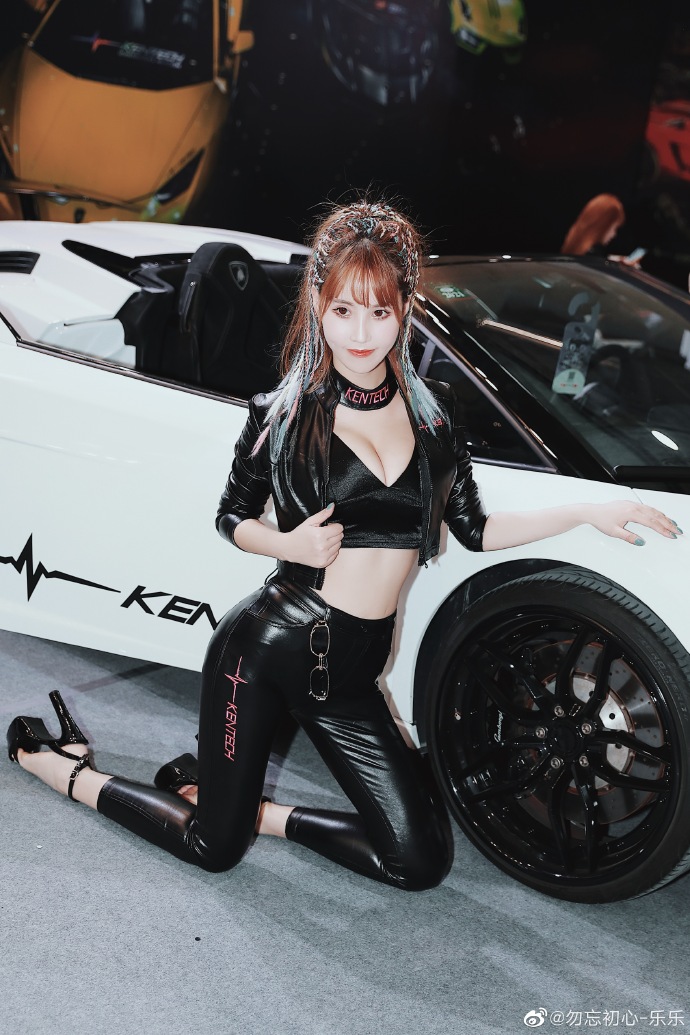 美女车模低胸吊带深沟美乳私拍