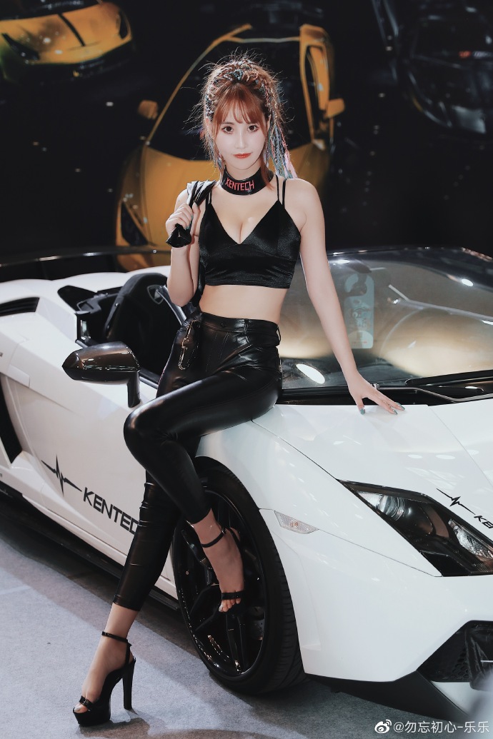 美女车模低胸吊带深沟美乳私拍