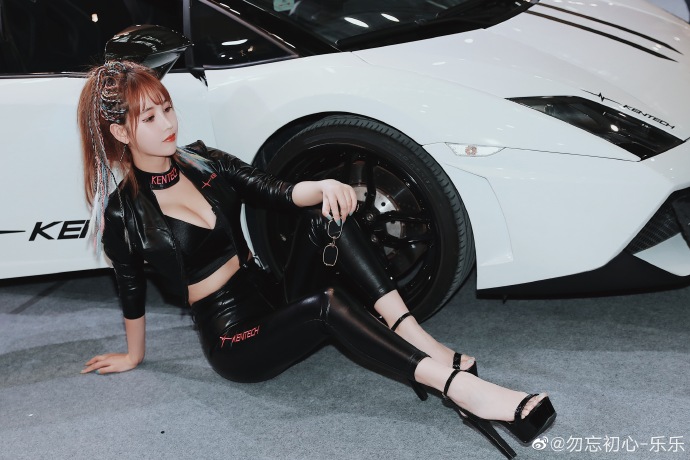 美女车模低胸吊带深沟美乳私拍