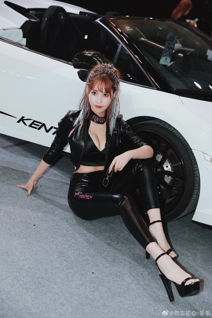 美女车模低胸吊带深沟美乳私拍