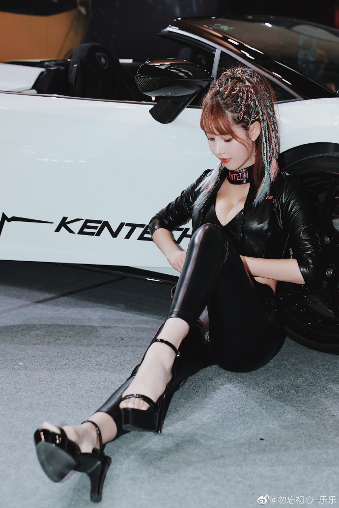 美女车模低胸吊带深沟美乳私拍