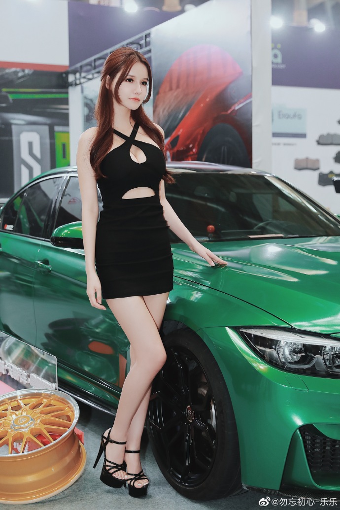 美女车模低胸短裙高跟美腿私拍