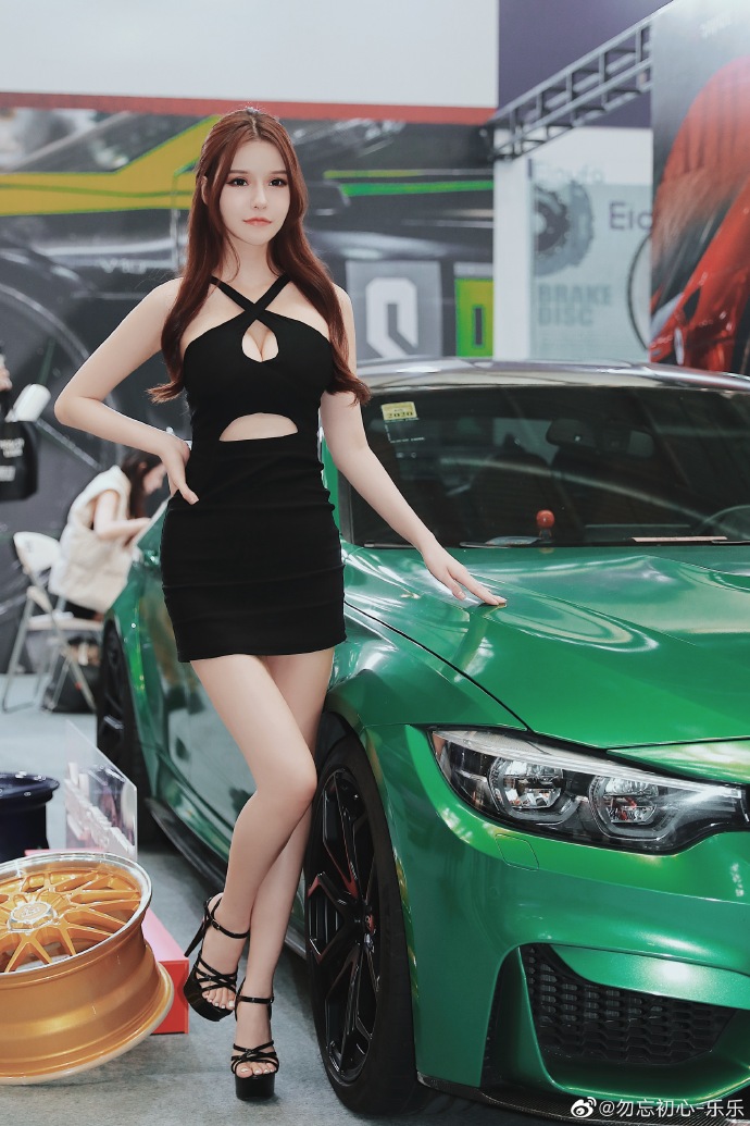 美女车模低胸短裙高跟美腿私拍