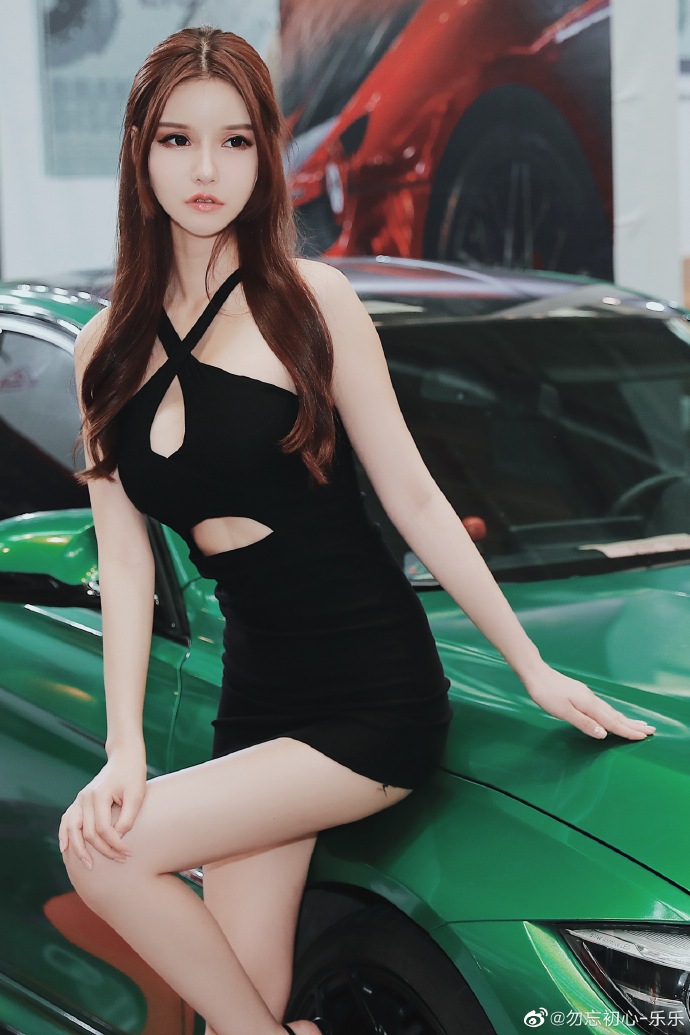 美女车模低胸短裙高跟美腿私拍