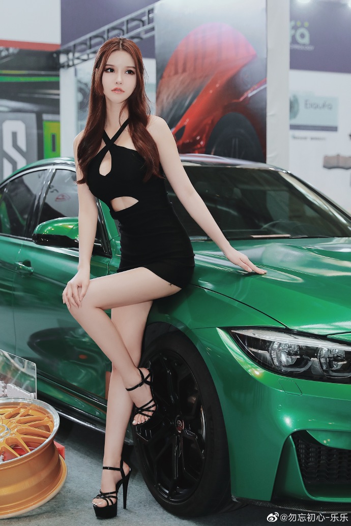 美女车模低胸短裙高跟美腿私拍