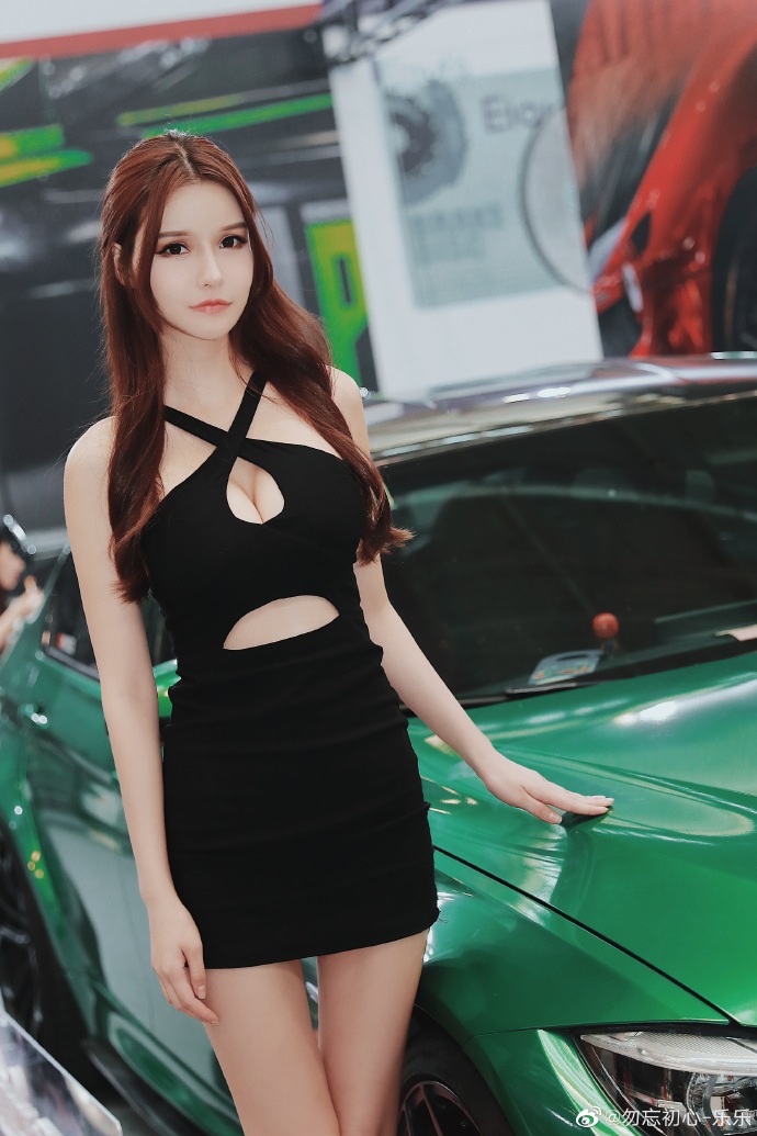 美女车模低胸短裙高跟美腿私拍