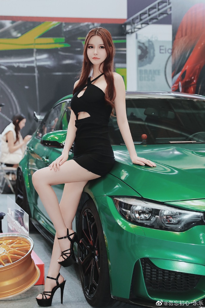 美女车模低胸短裙高跟美腿私拍