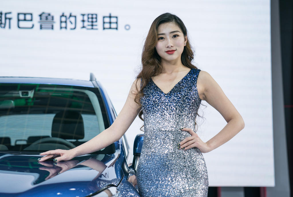 性感火辣美女车模高跟美腿私拍