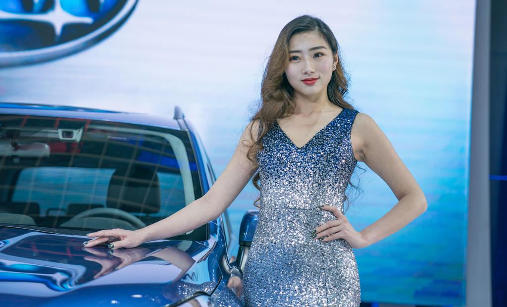 性感火辣美女车模高跟美腿私拍