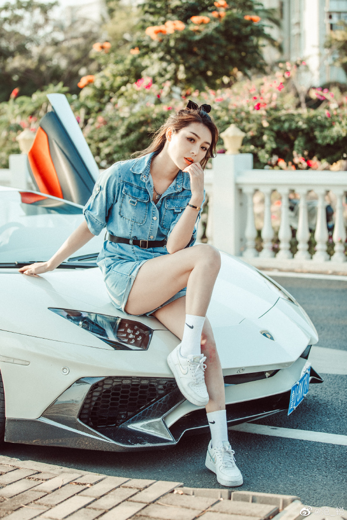 金发女郎牛仔热裤修长美腿私拍