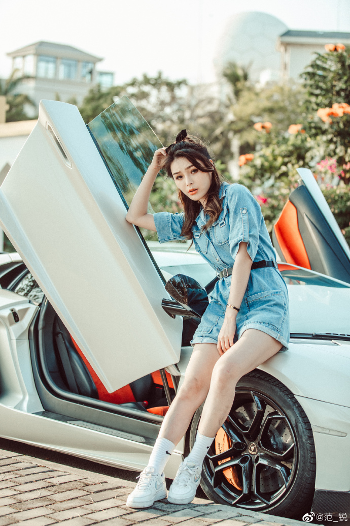 金发女郎牛仔热裤修长美腿私拍