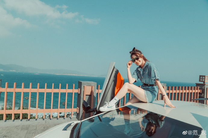 金发女郎牛仔热裤修长美腿私拍